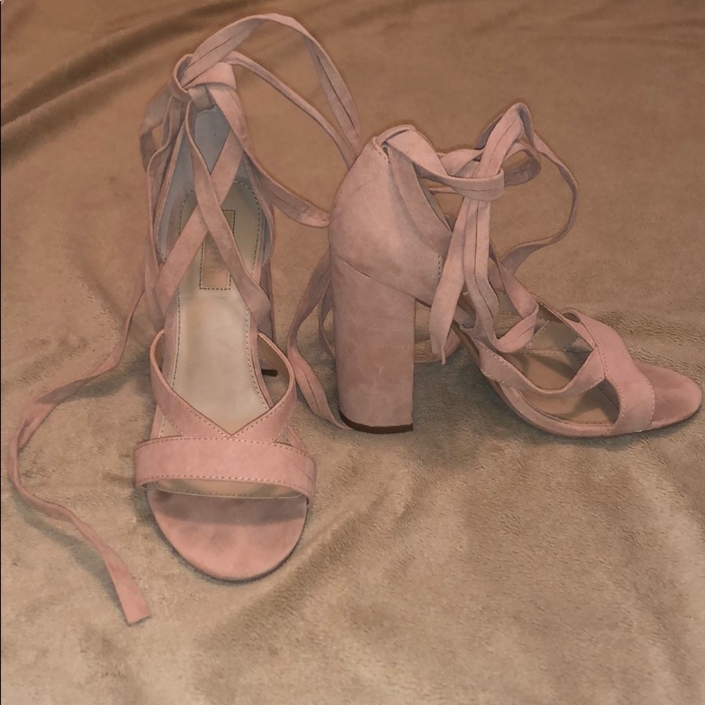 LIKE NEW wrap up chunky heels